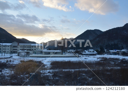 Early morning view of JR East's Shinonoi Line from Nagano Station to Hijiri Kogen Station (December 2022) Early morning view of JR East's Shinonoi Line from Nagano Station to Hijiri Kogen Station (December 2022) 124212180