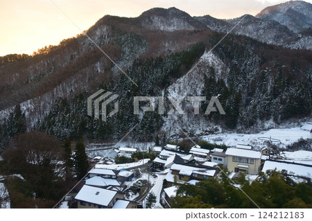 Early morning view of JR East's Shinonoi Line from Nagano Station to Hijiri Kogen Station (December 2022) 124212183