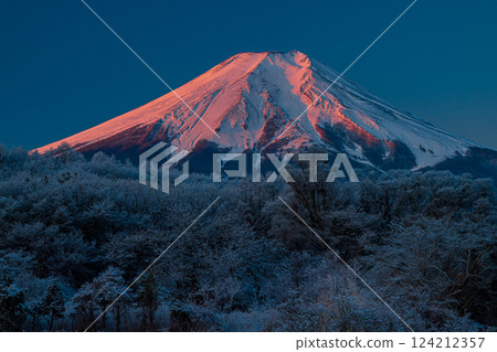 從忍野村看到的霧凇和赤富士 124212357