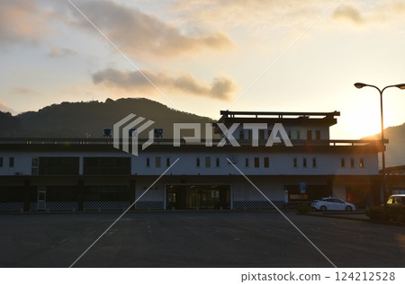 Higashihagi Station at sunrise, Yamaguchi 124212528