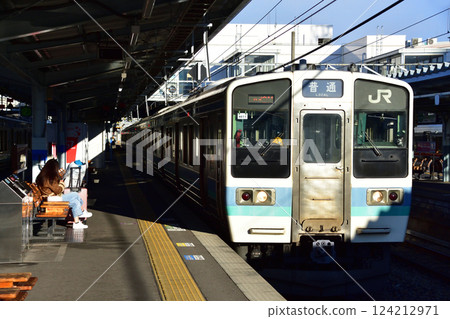 清晨從松本站到廣岡站的 JR 東新野井線火車車窗景觀(2022 年 12 月) 清晨從松本站到廣岡站的 JR 東新野井線火車車窗景觀(2022 年 12 月) 124212971