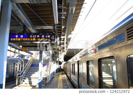 清晨從松本站到廣岡站的 JR 東新野井線火車車窗景觀(2022 年 12 月) 清晨從松本站到廣岡站的 JR 東新野井線火車車窗景觀(2022 年 12 月) 124212972