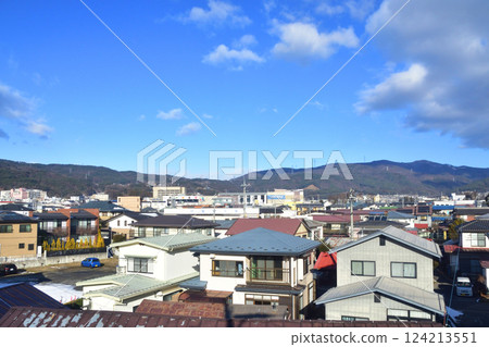 從 JR 東日本中央線鹽尻站至下詰訪站的車窗看到的風景(2022 年 12 月) 從 JR 東日本中央線鹽尻站至下詰訪站的車窗看到的風景(2022 年 12 月) 124213551