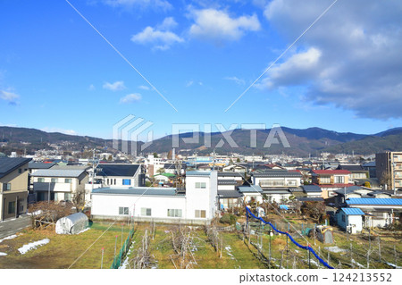 從 JR 東日本中央線鹽尻站至下詰訪站的車窗看到的風景(2022 年 12 月) 從 JR 東日本中央線鹽尻站至下詰訪站的車窗看到的風景(2022 年 12 月) 124213552