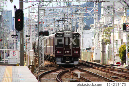 途經阪急六甲站，前往神戶三宮方向的普通列車 124215473