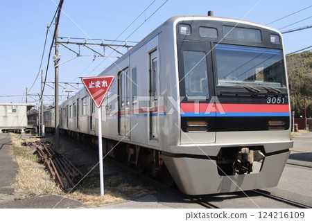 Keisei 3050 series train waiting for a group of tourists 124216109