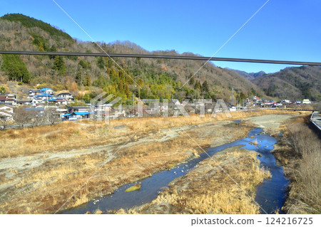 從 JR 東海身延線蘆川站至落合站的車窗看到的風景(2022 年 12 月) 從 JR 東海身延線蘆川站至落合站的車窗看到的風景(2022 年 12 月) 124216725