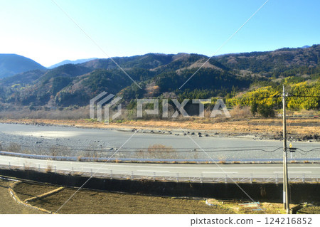 從 JR 東海身延線身延站至內船站的車窗看到的風景（2022 年 12 月） 124216852