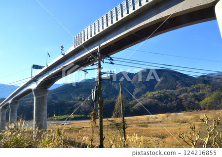 從 JR 東海身延線身延站至內船站的車窗看到的風景(2022 年 12 月) 從 JR 東海身延線身延站至內船站的車窗看到的風景(2022 年 12 月) 124216855