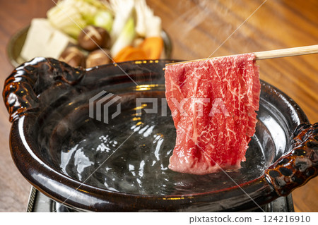 涮涮鍋：將牛肉浸入湯中 124216910