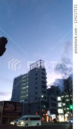 建築物屋頂上的頂樓公寓，只是一具骨架 124217531