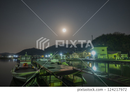 Beautiful scenery of the dawn at Sakomon in Setouchi city, Okayama prefecture, Japan 124217972