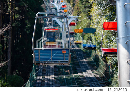 搭乘纜車前往日本文化遺產高尾山中部 搭乘纜車前往日本文化遺產高尾山中部 124218013