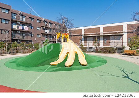 東京都狛江市西之川，春天藍天下的綠丘兒童公園（香蕉公園）玩耍 124218365