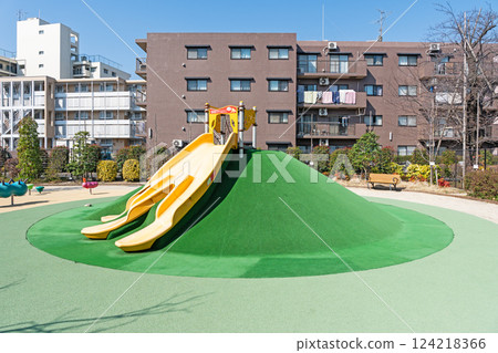 東京都狛江市西之川市春天藍天下的綠丘兒童公園（香蕉公園）滑梯 124218366