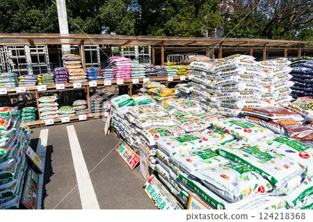 東京狛江市和泉本町，在春天的藍天下，在Unidy狛江店一樓園藝區買土 124218368