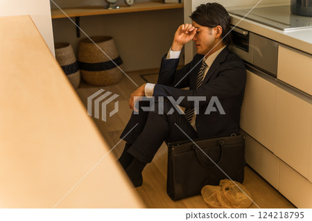 一個因加班而疲憊不堪回到家的商人(思考、絕望、沮喪、努力) 一個因加班而疲憊不堪回到家的商人(思考、絕望、沮喪、努力) 124218795