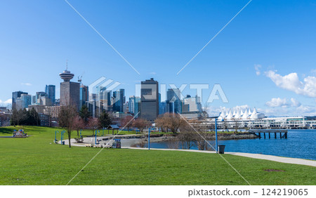 CRAB Park at Portside, on the Vancouver City Harbour shore. Modern city skyline. BC, Canada. 124219065