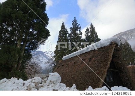 五箇山合掌村的合掌屋，屋頂上充滿白雪 124219091