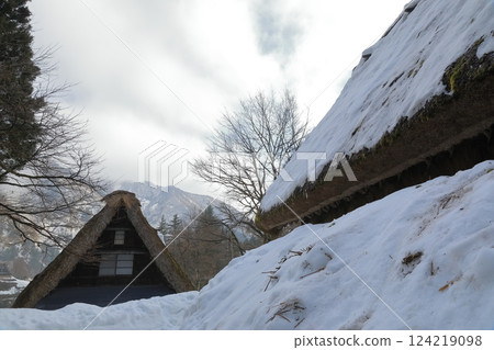 Snow-covered scenery of Gokayama Gassho Village in mid-winter Snow-covered scenery of Gokayama Gassho Village in mid-winter 124219098