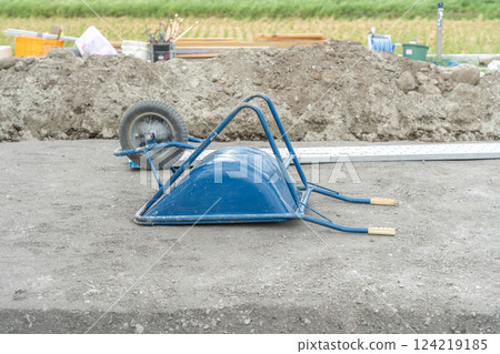 建築工地上的手推車和手推車 124219185
