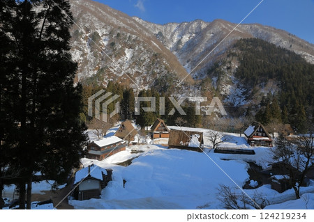 A view of the snow-covered Suganuma Gassho-style village from a high vantage point 124219234
