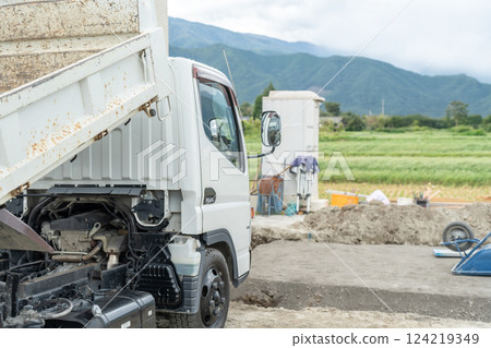 建築工地上的自卸卡車 124219349