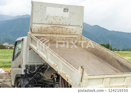 建築工地上的自卸卡車 建築工地上的自卸卡車 124219350