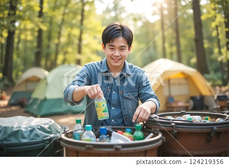 一名男子在露營地分類垃圾 124219356