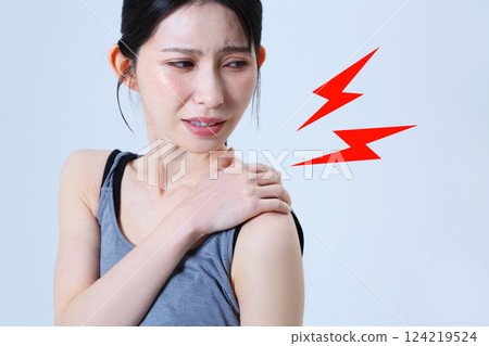 一位患有頸部和肩膀僵硬的女性的形象 124219524