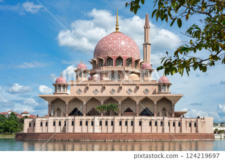Putra Mosque showcases stunning architectural beauty by the lake in Putrajaya 124219697