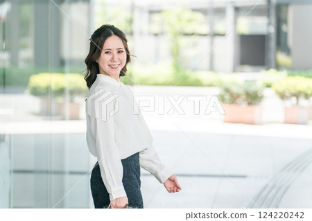 辦公室休閒上班族/女商人去上班/通勤到辦公大樓 124220242