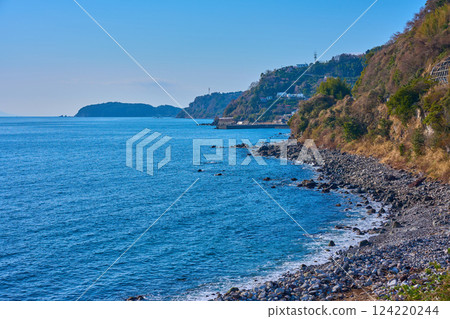 Morning view of the south side from Manazuru PA on the Manazuru Road in Odawara City, Kanagawa Prefecture (Manazuru Peninsula, Sagami Bay, Manazuru coastline, etc.) 124220244