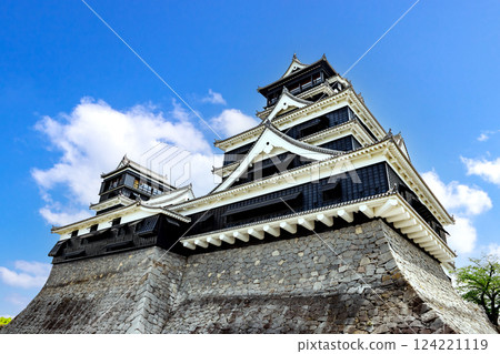 A view of the fully restored Kumamoto Castle tower A view of the fully restored Kumamoto Castle tower 124221119