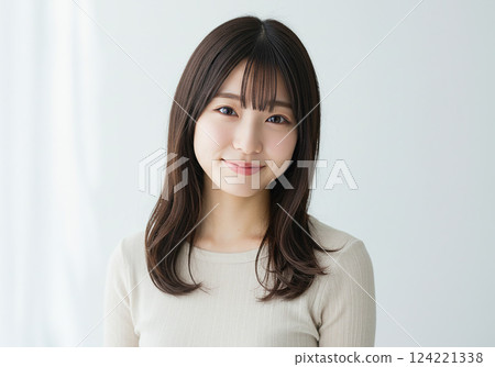 A woman in her 20s smiling brightly 124221338