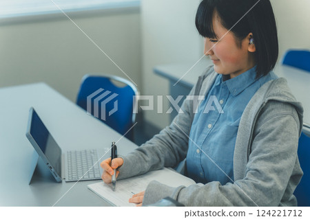 listening, girl, females 124221712