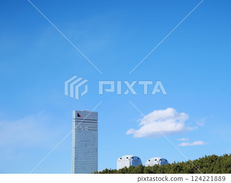 藍天映襯下的摩天大樓 | 幕張海灘 藍天映襯下的摩天大樓 | 幕張海灘 124221889