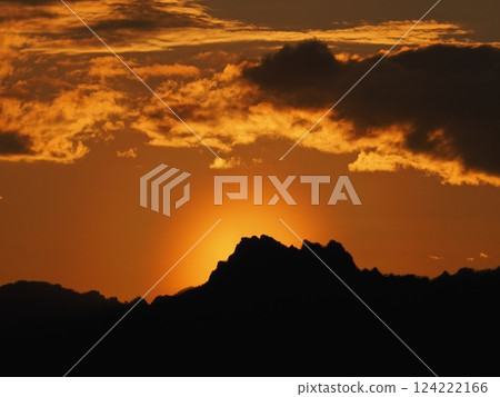 The silhouette of Mt. Myogi with the sun on the spring equinox behind it (20250320174309) The silhouette of Mt. Myogi with the sun on the spring equinox behind it (20250320174309) 124222166