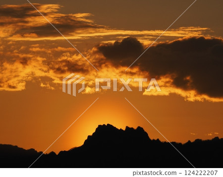 妙義山的輪廓,背後是春分時的太陽(20250320174349) 妙義山的輪廓,背後是春分時的太陽(20250320174349) 124222207