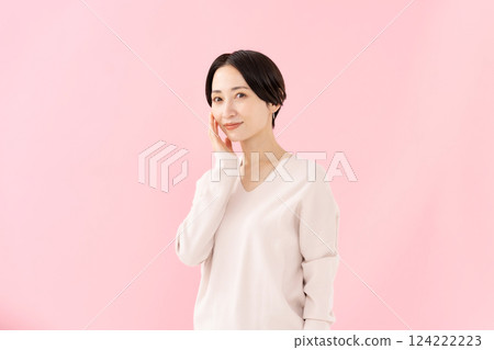 女人撫摸她的臉頰美容保濕 124222223