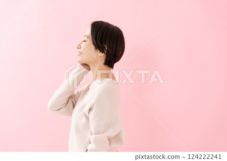 女人撫摸她的臉頰，美容，保濕，側面 124222241