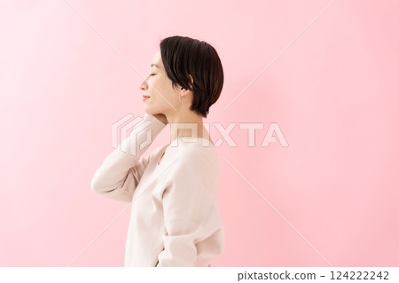 女人撫摸她的臉頰，美容，保濕，側面 124222242