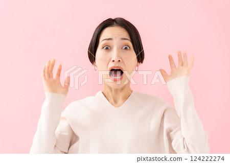 Woman beauty surprised 124222274