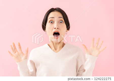 Woman beauty surprised 124222275