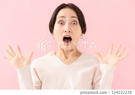 Woman beauty surprised 124222278