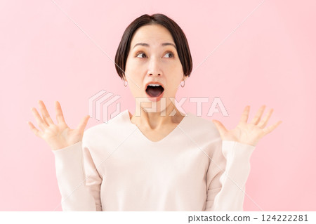 女人美麗驚訝 124222281