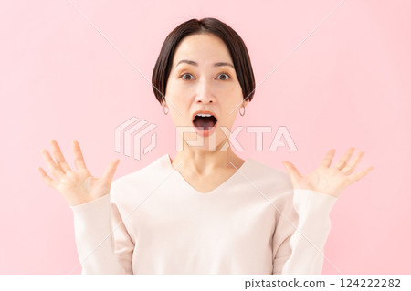 Woman beauty surprised 124222282