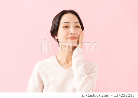 女人撫摸她的臉頰美容保濕 124222285