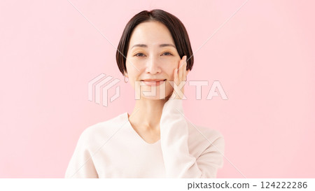 女人撫摸她的臉頰美容保濕 124222286