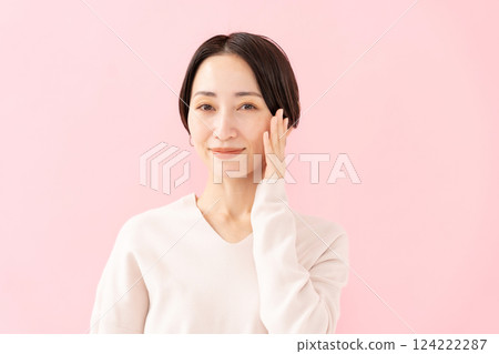 女人撫摸她的臉頰美容保濕 124222287